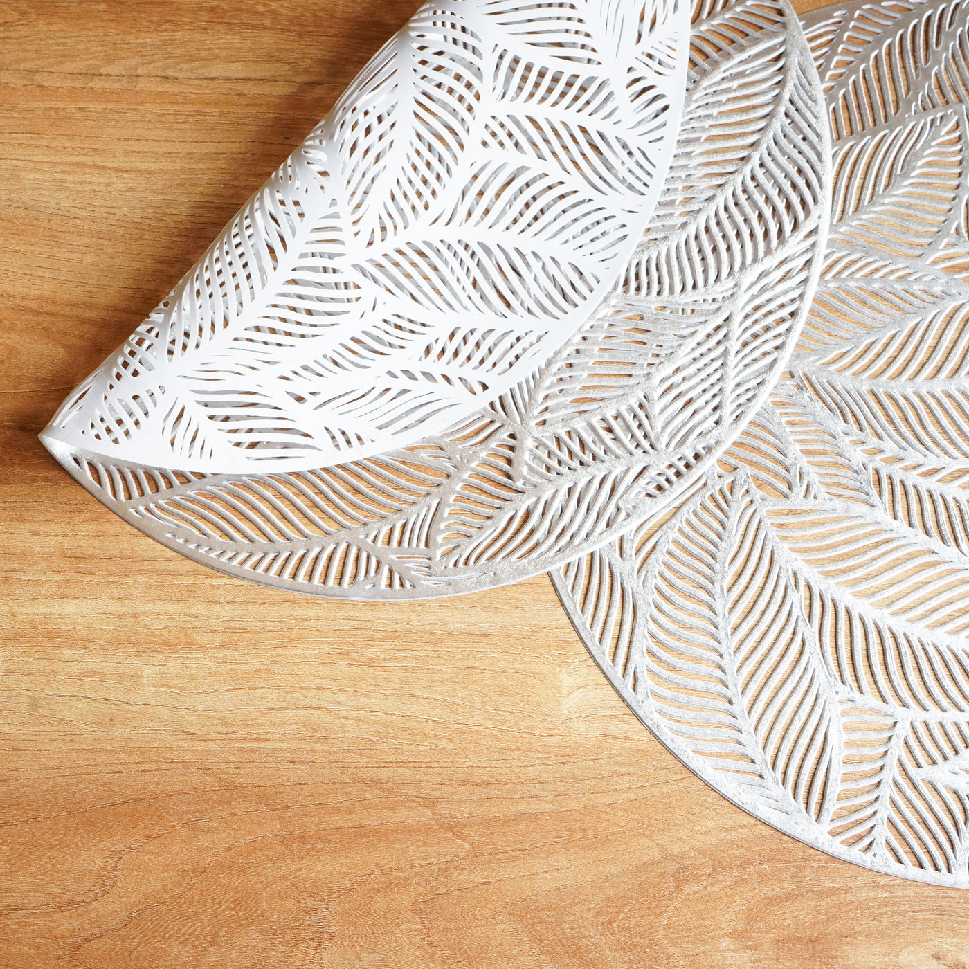 Set of 2 Round Leaf Patterned Placemats, Silver