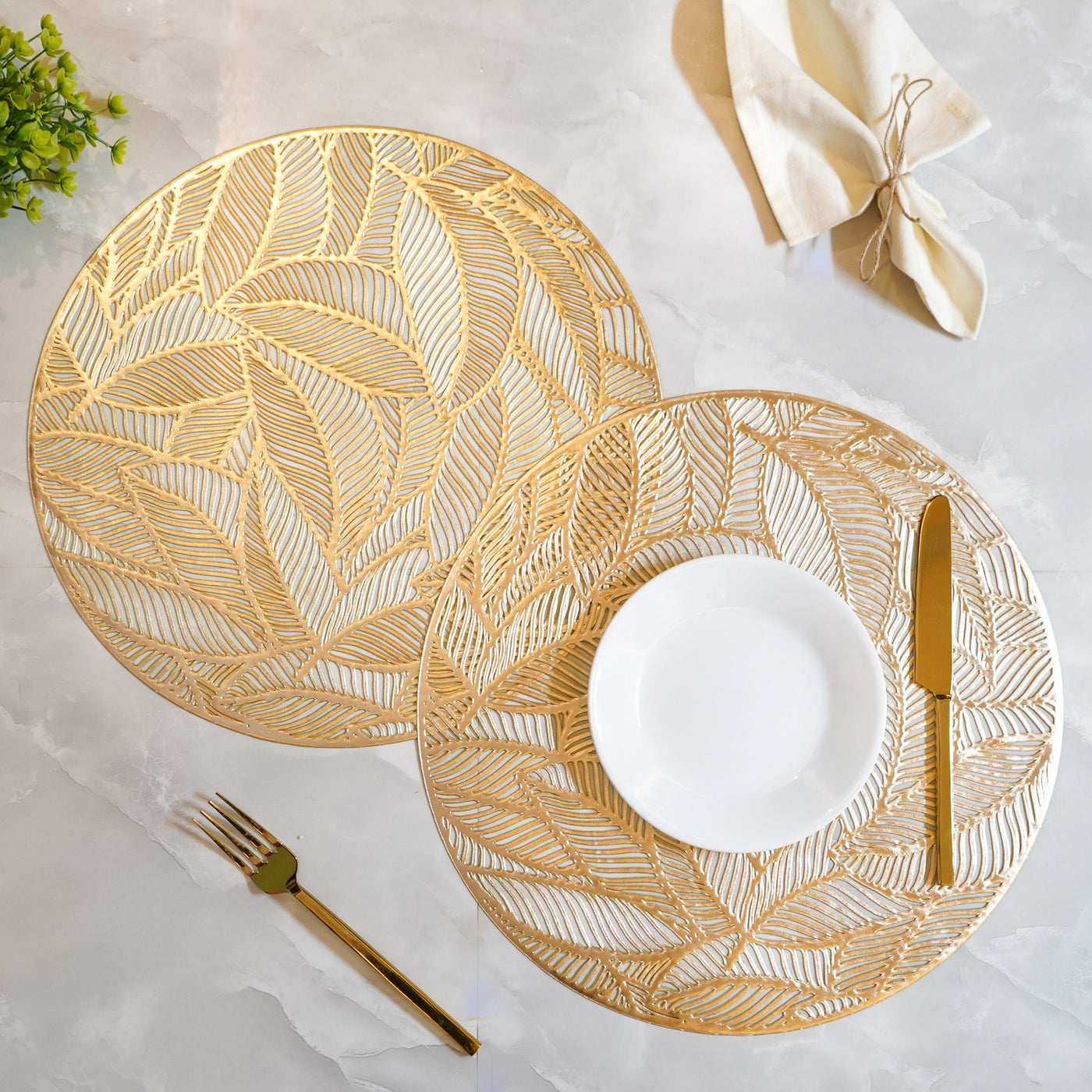 Set of 2 Round Leaf Patterned Placemats, Gold