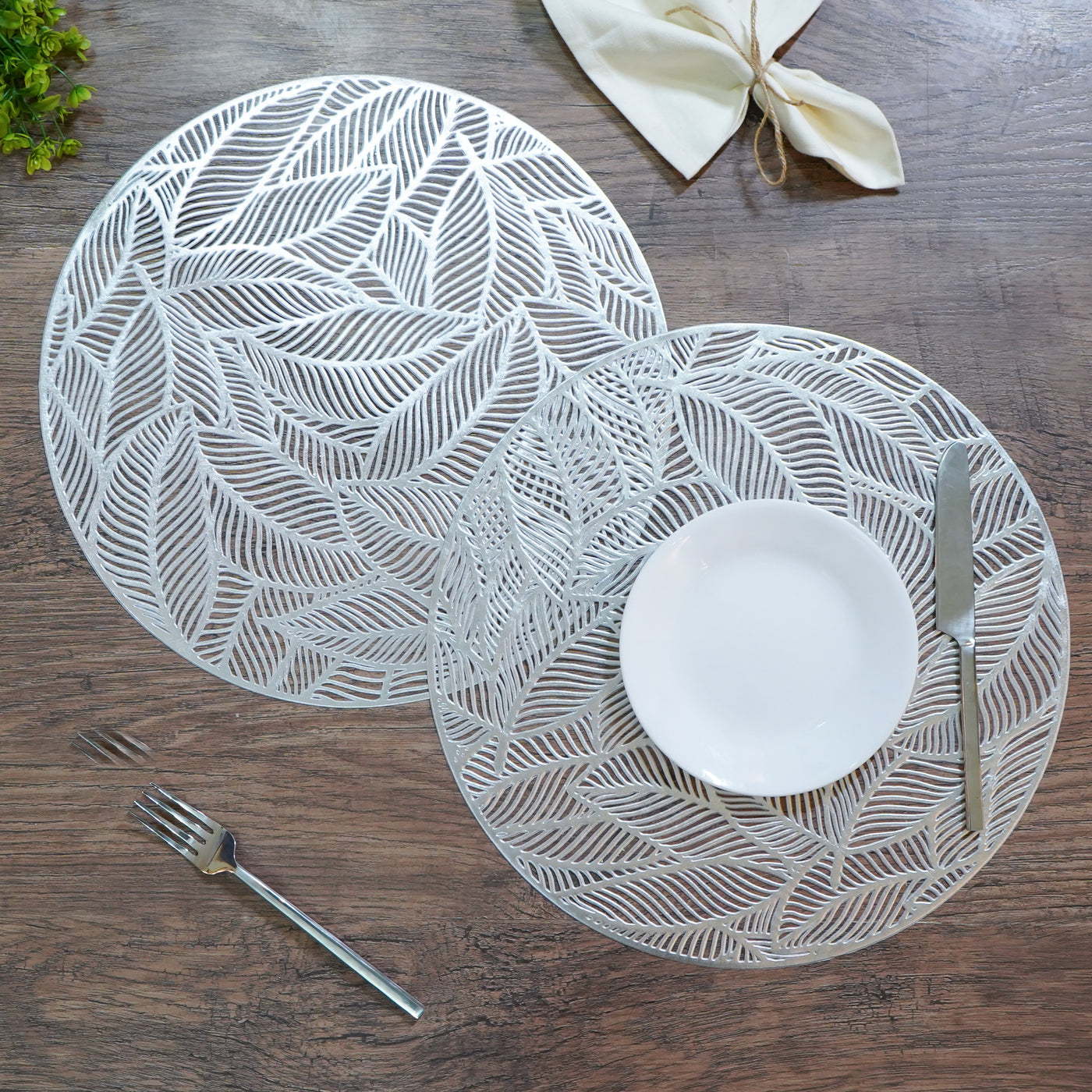 Set of 2 Round Leaf Patterned Placemats, Silver