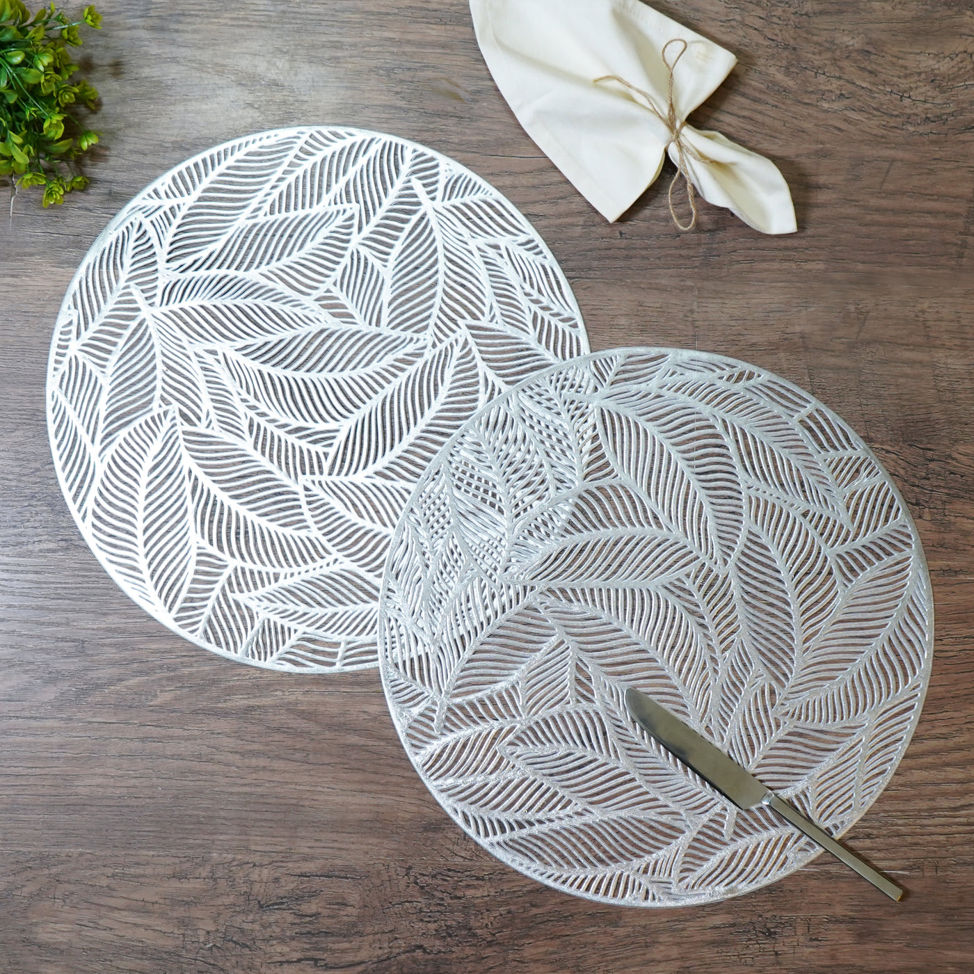 Set of 2 Round Leaf Patterned Placemats, Silver