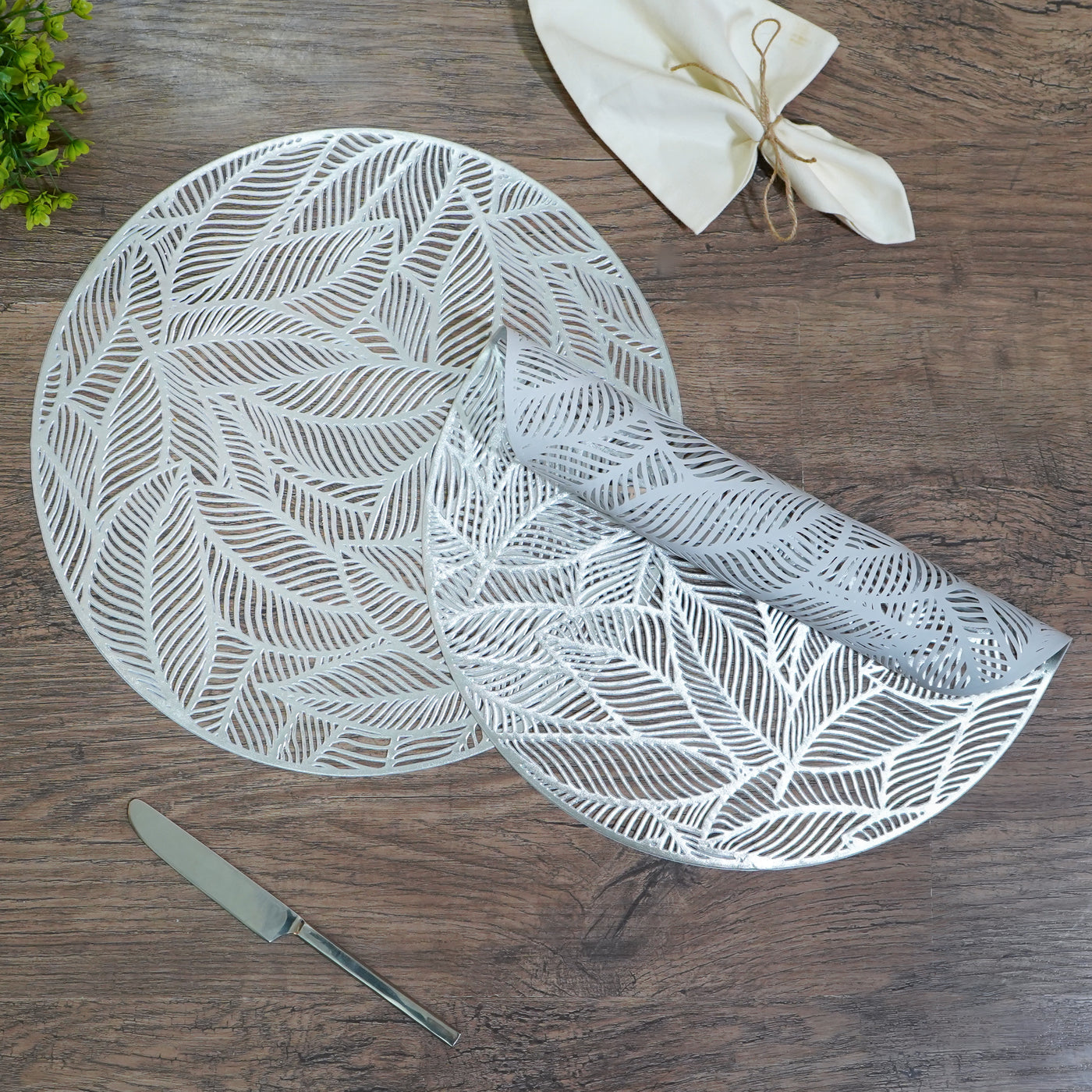Set of 2 Round Leaf Patterned Placemats, Silver