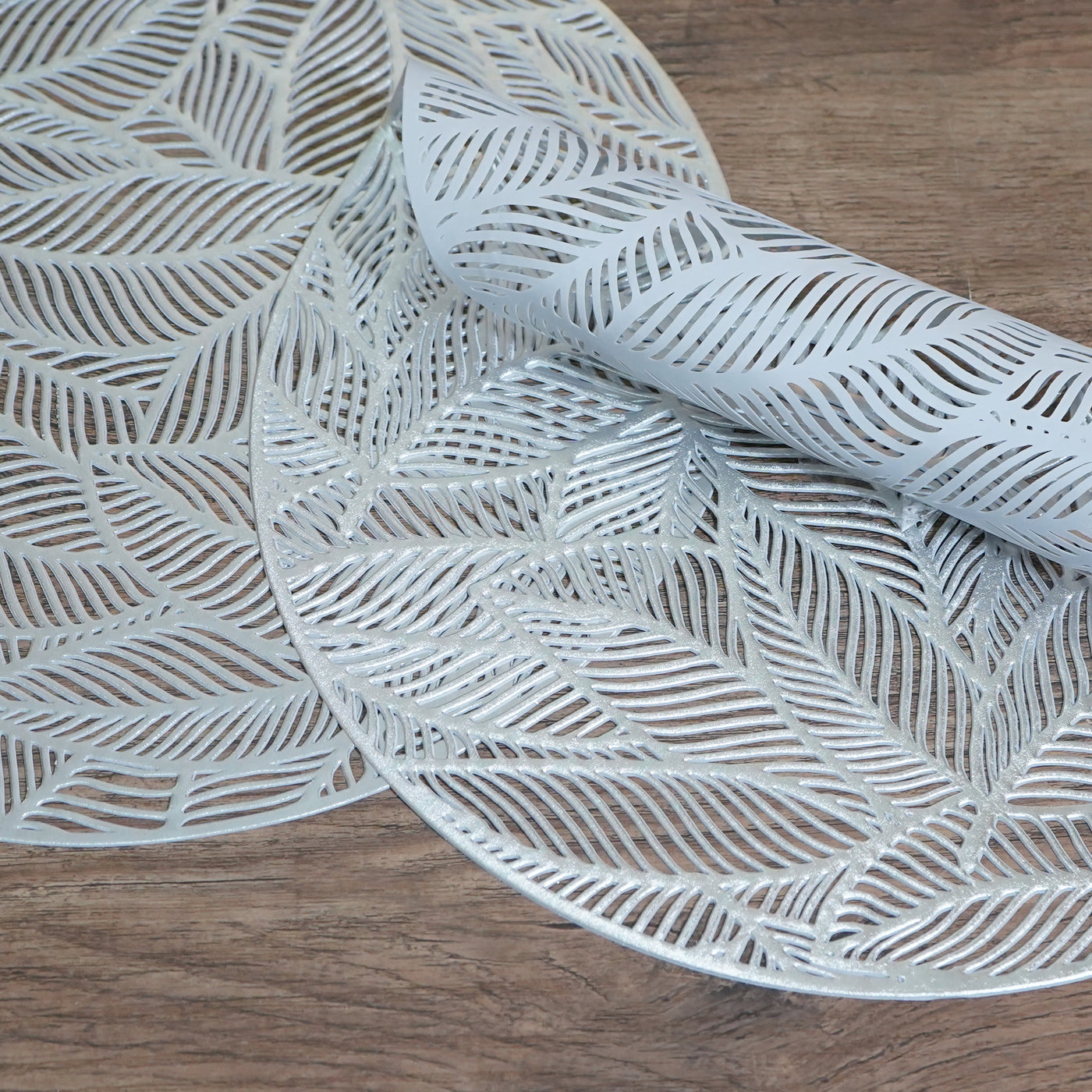 Set of 2 Round Leaf Patterned Placemats, Silver